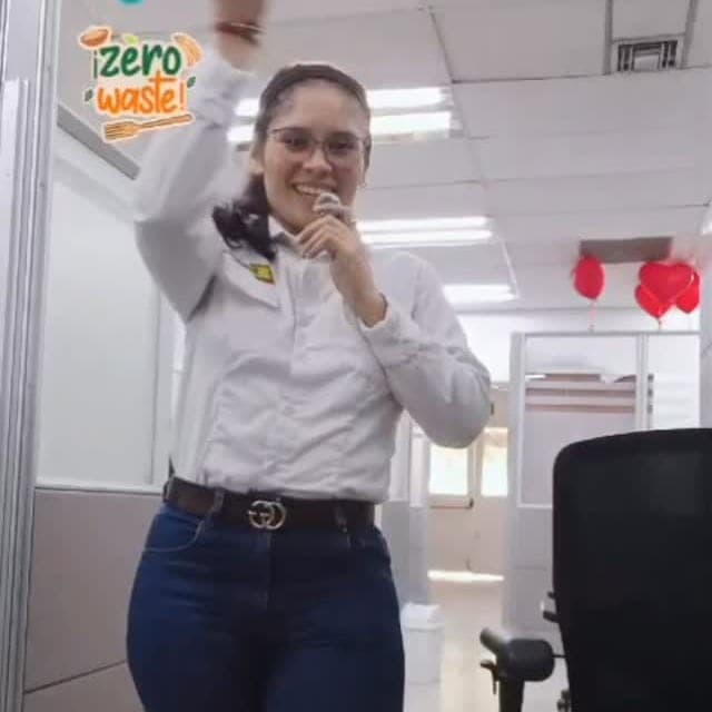 Colaboradora de SOINTER durante la jornada del Día Mundial del Reciclaje, con el distintivo Zero Waste