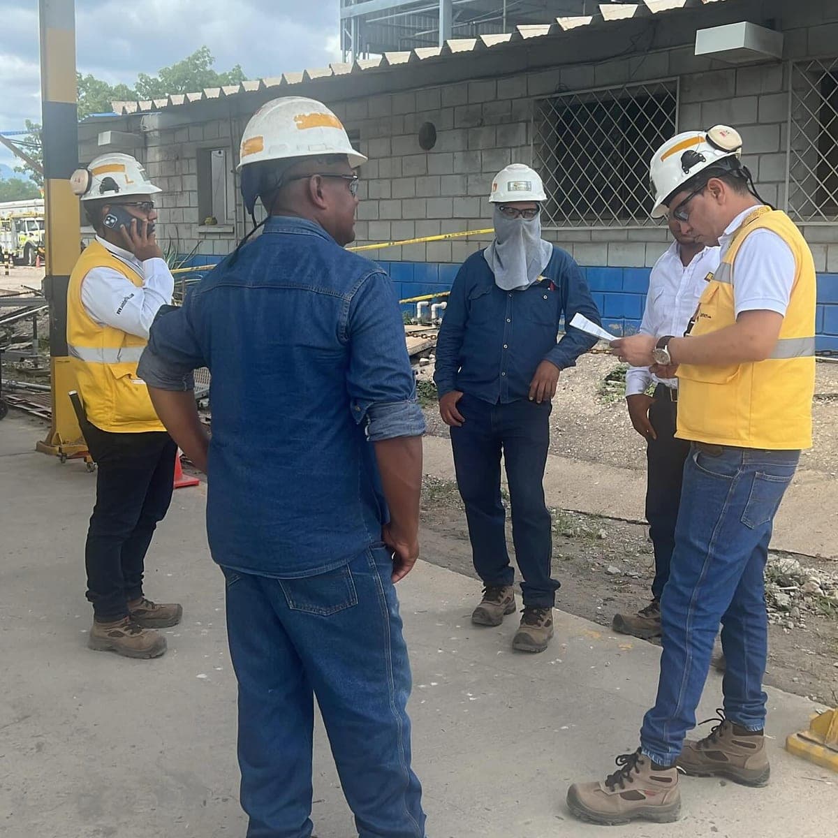 Equipo de interventoría de SOINTER revisando documentación con casco y chaleco en un frente de obra